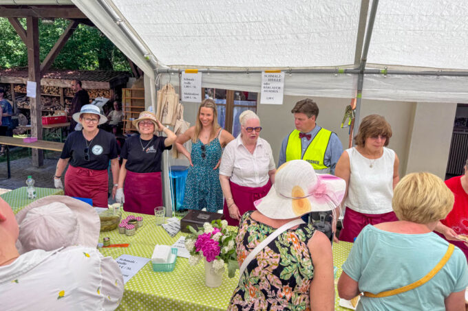Stand mit fröhlichen Menschen auf dem Pfingstmühlenfest 2026 der Historischen Mönchmühle