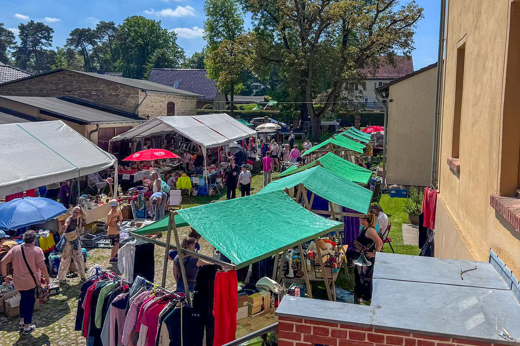 Bild vom gut besuchten Flohmarkt 2026 auf dem Hof der Historischen Mönchmühle